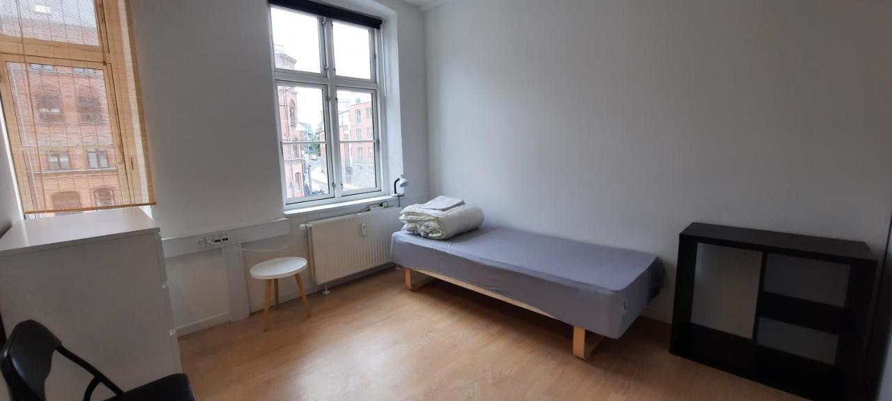 Private Room In A Shared Apartment Odense Exterior photo